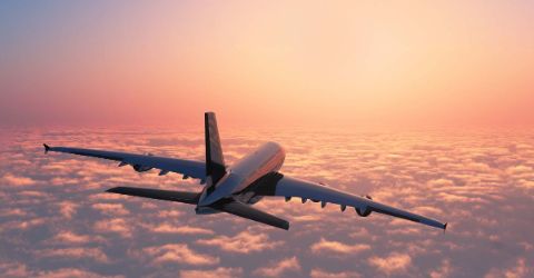 How can airlines design an omnichannel payments strategy for traveler‑centric retailing?